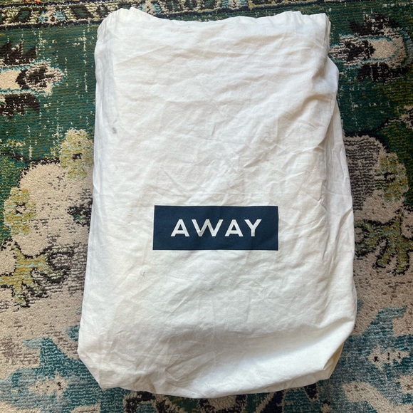 Away Larger Carry On 2018 Northern Lights Collection Iridescent Green Aurora - Picture 7 of 9